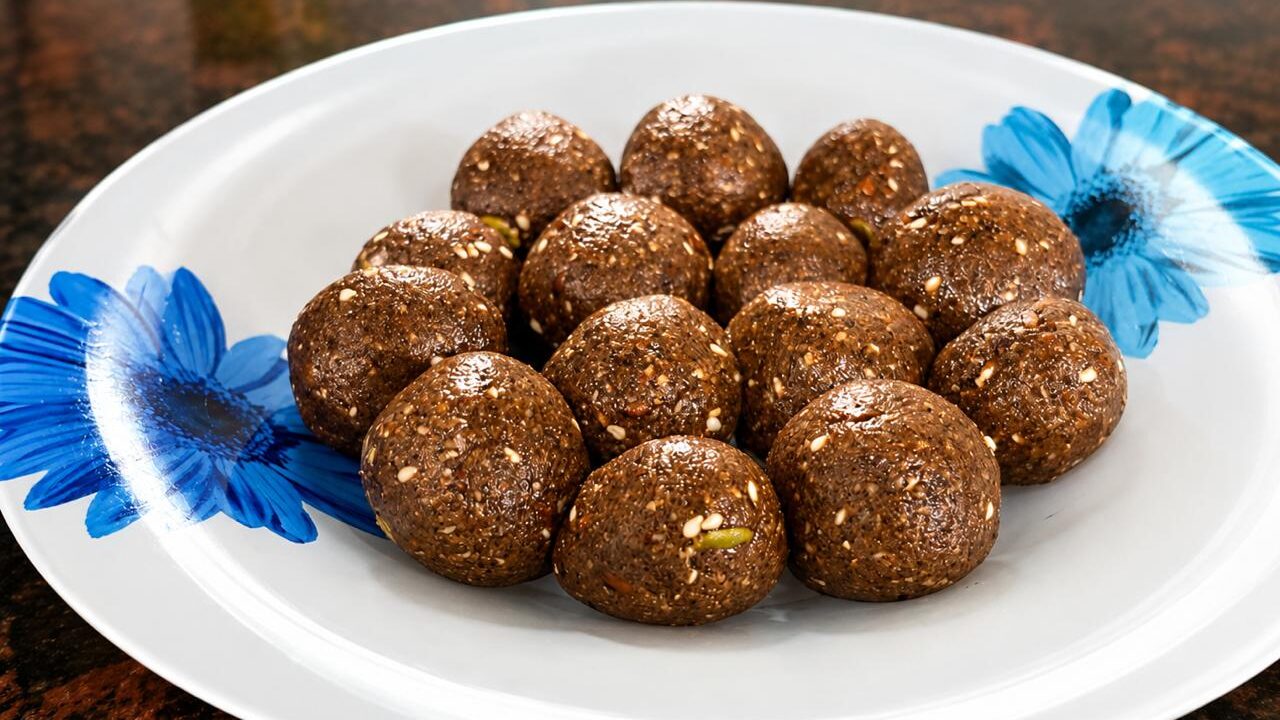 Healthy Ragi Chocolate Ladoo (No Refined Sugar)
